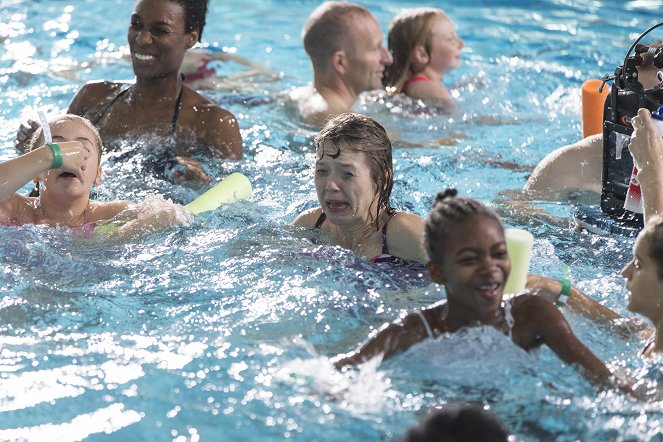 Motherland - Pool Party - Do filme