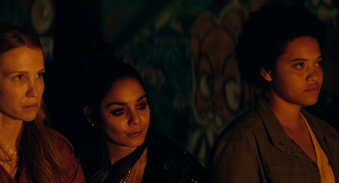 Asking For It - Filmfotos - Leslie Stratton, Vanessa Hudgens, Kiersey Clemons