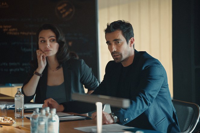 Na skrzydłach ambicji - Season 1 - Z filmu - Birce Akalay, İbrahim Çelikkol