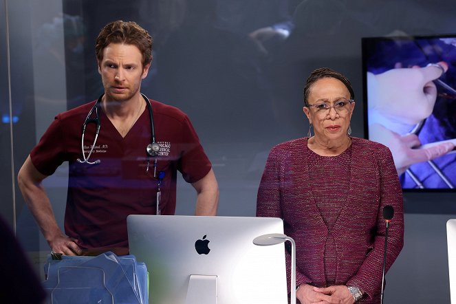 Chicago Med - Season 7 - Things Meant to Be Bent Not Broken - Photos - Nick Gehlfuss, S. Epatha Merkerson