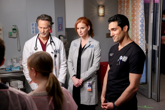 Chicago Med - May Your Choices Reflect Hope, Not Fear - Photos - Steven Weber, Sarah Rafferty, Dominic Rains