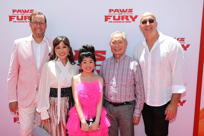 Samouraï Academy - Événements - "Paws of Fury" Family Day at the Paramount Pictures Studios Lot on July 10, 2022 in Los Angeles, California. - Rob Minkoff, Cathy Shim, Kylie Kuioka, George Takei, Mark Koetsier