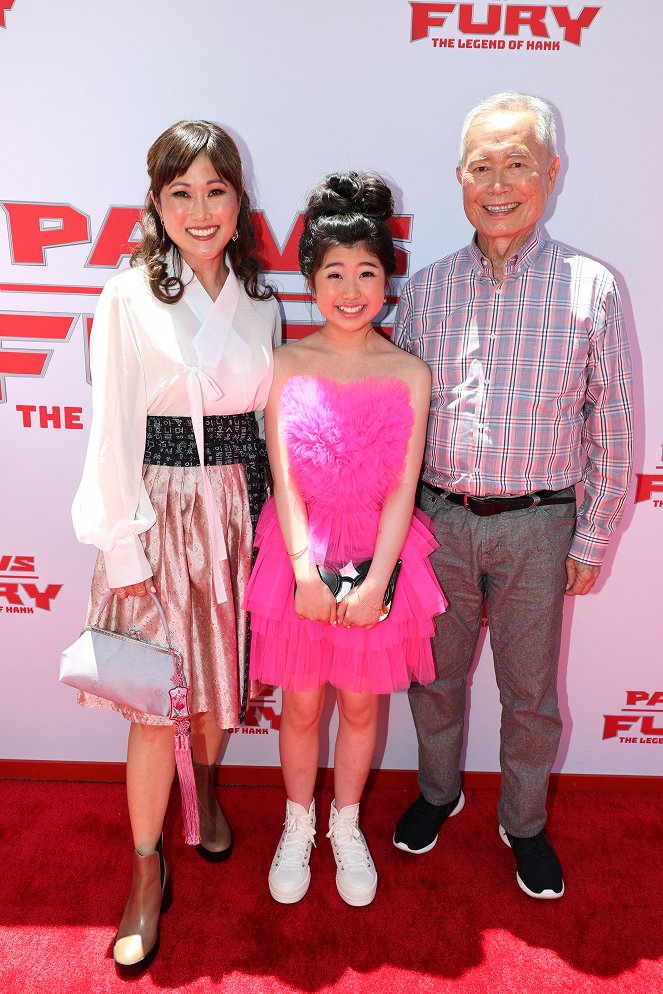 Vimmaiset tassut - Tapahtumista - "Paws of Fury" Family Day at the Paramount Pictures Studios Lot on July 10, 2022 in Los Angeles, California. - Cathy Shim, Kylie Kuioka, George Takei