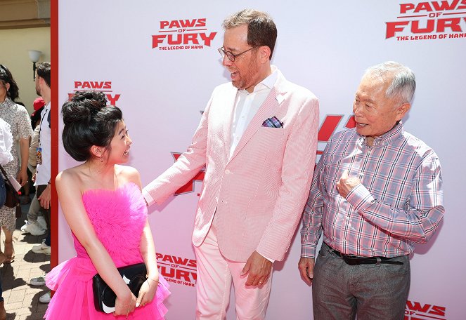 Paws of Fury - Die Legende von Hank - Veranstaltungen - "Paws of Fury" Family Day at the Paramount Pictures Studios Lot on July 10, 2022 in Los Angeles, California. - Kylie Kuioka, Rob Minkoff, George Takei
