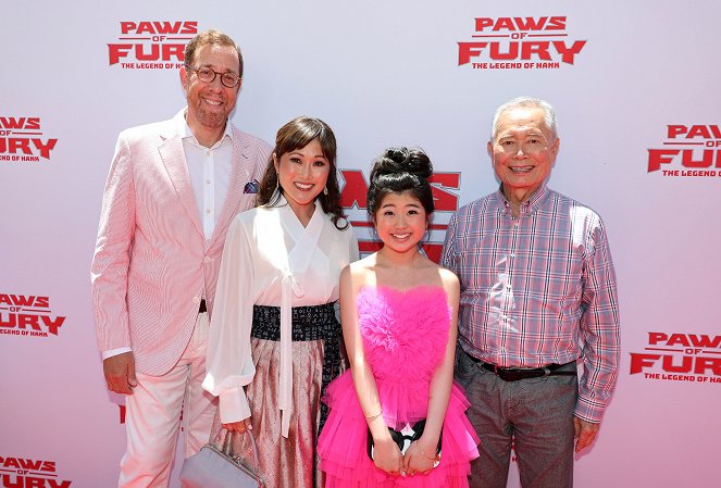 Paws of Fury: The Legend of Hank - Evenementen - "Paws of Fury" Family Day at the Paramount Pictures Studios Lot on July 10, 2022 in Los Angeles, California. - Rob Minkoff, Cathy Shim, Kylie Kuioka, George Takei