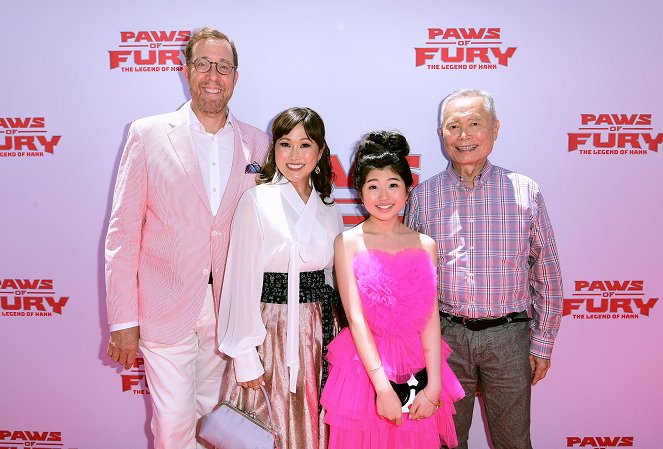 Vimmaiset tassut - Tapahtumista - "Paws of Fury" Family Day at the Paramount Pictures Studios Lot on July 10, 2022 in Los Angeles, California. - Rob Minkoff, Cathy Shim, Kylie Kuioka, George Takei