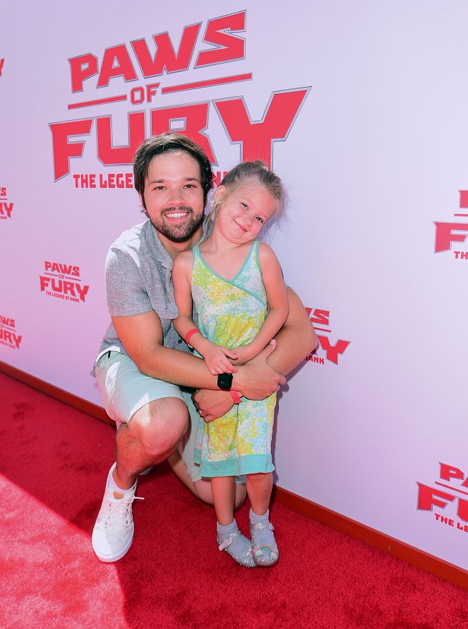 Labky v akcii - Z akcií - "Paws of Fury" Family Day at the Paramount Pictures Studios Lot on July 10, 2022 in Los Angeles, California. - Nathan Kress