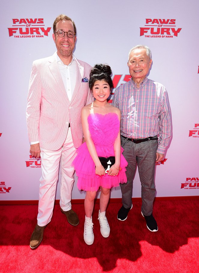 Tomboló blöki - Rendezvények - "Paws of Fury" Family Day at the Paramount Pictures Studios Lot on July 10, 2022 in Los Angeles, California. - Rob Minkoff, Kylie Kuioka, George Takei