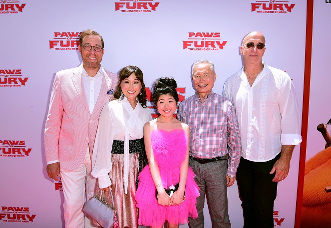 Paws of Fury - Die Legende von Hank - Veranstaltungen - "Paws of Fury" Family Day at the Paramount Pictures Studios Lot on July 10, 2022 in Los Angeles, California. - Rob Minkoff, Cathy Shim, Kylie Kuioka, George Takei, Mark Koetsier