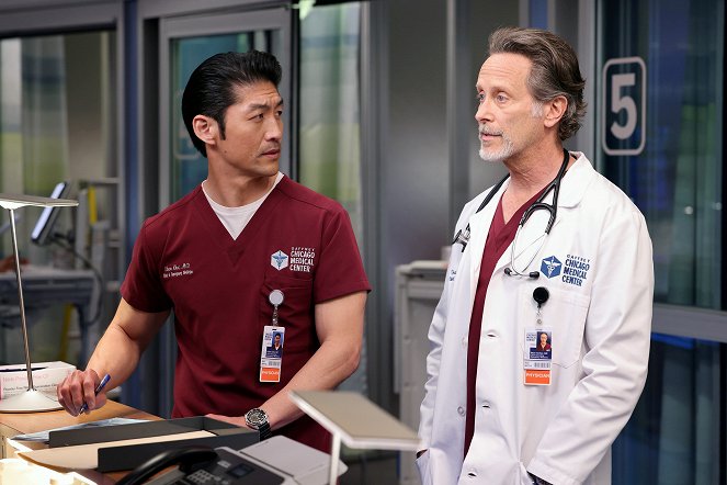 Chicago Med - Like a Phoenix Rising from the Ashes - Van film - Brian Tee, Steven Weber