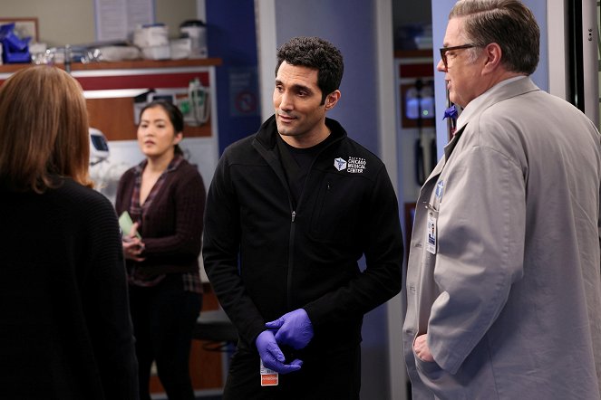 Chicago Med - Like a Phoenix Rising from the Ashes - Photos - Dominic Rains, Oliver Platt