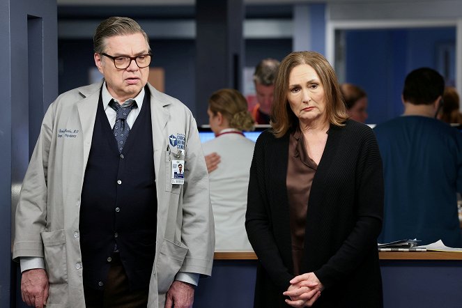 Chicago Med - Like a Phoenix Rising from the Ashes - Photos - Oliver Platt, Nora Dunn