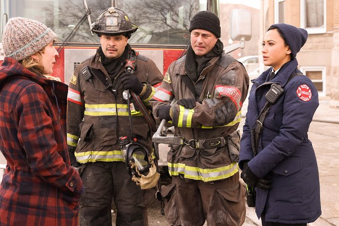 Chicago Fire - Hot and Fast - Film - Joe Minoso, Taylor Kinney, Andy Allo