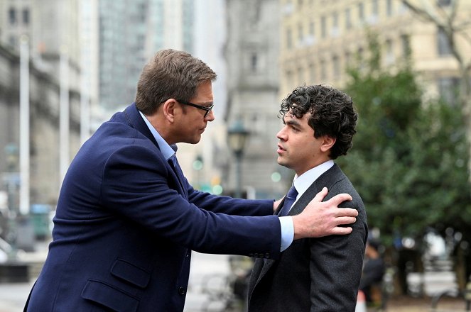 Bull - Dark Horse - De la película - Michael Weatherly, Adam Irigoyen