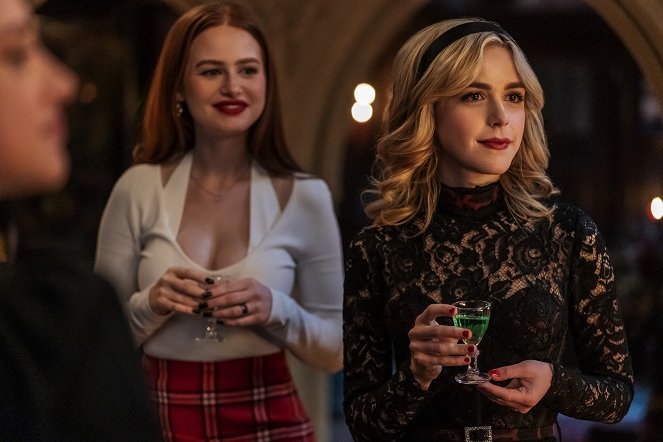 Riverdale - Season 6 - Chapter One Hundred and Fourteen: The Witches of Riverdale - Photos - Madelaine Petsch, Kiernan Shipka