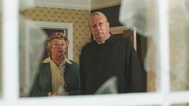Father Brown - Season 9 - The Requiem for the Dead - Z filmu