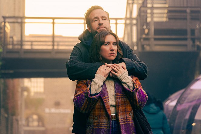 Trying - Home - Filmfotos - Rafe Spall, Esther Smith