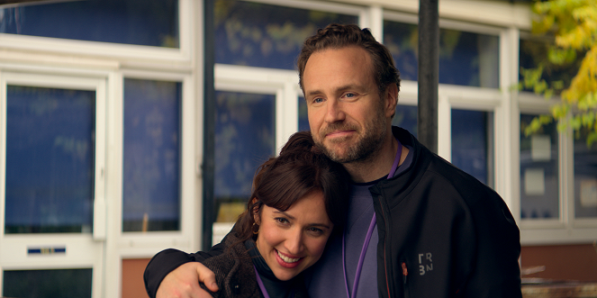 Trying - Helicopters - De la película - Esther Smith, Rafe Spall