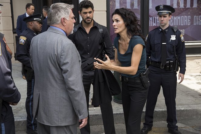 Rizzoli & Isles - 5:26 - Van film