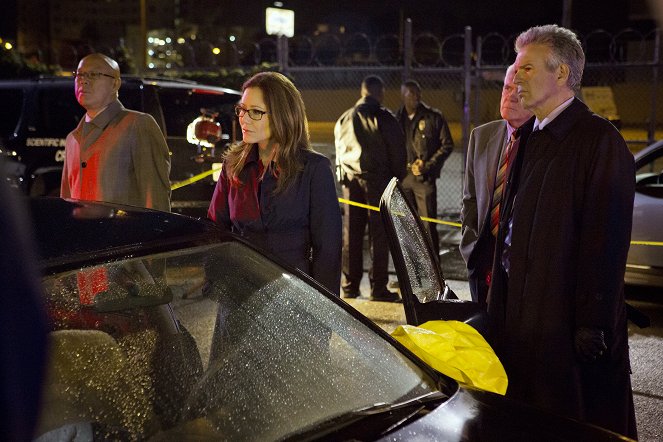 Major Crimes - Season 1 - Out of Bounds - Photos - Michael Paul Chan, Mary McDonnell, Tony Denison