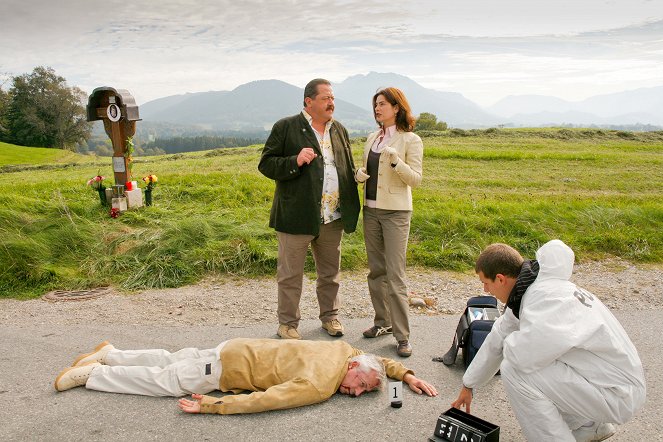 Die Rosenheim-Cops - Eine Hochzeit und ein Todesfall - Filmfotos - Joseph Hannesschläger, Maren Schumacher