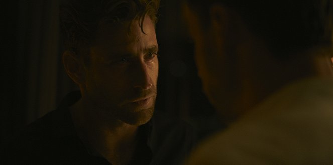 Surface - New Person, Same Old Mistakes - Van film - Oliver Jackson-Cohen