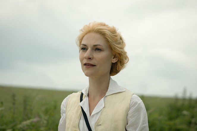 The Essex Serpent - Surfacing - Photos - Claire Danes