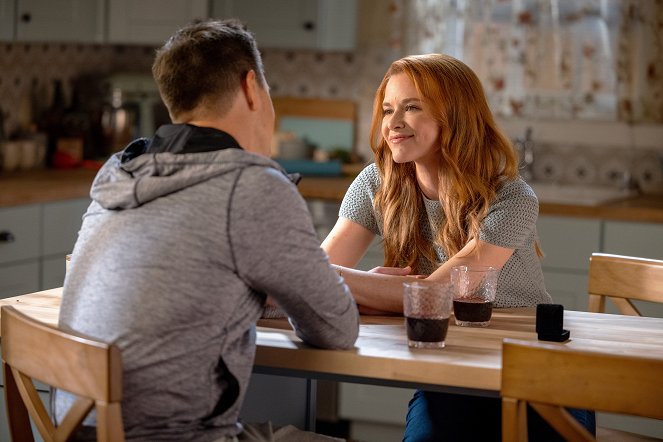 Amber Brown - What They Don’t Know - Van film - Sarah Drew
