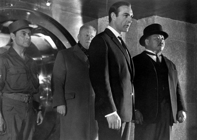 James Bond: Goldfinger - Filmfotók - Michael Mellinger, Gert Fröbe, Sean Connery, Harold Sakata