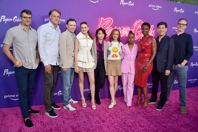 Paper Girls - Season 1 - Tapahtumista - "Paper Girls" Special Fan Screening At SDCC at the Manchester Grand Hyatt on July 22, 2022 in San Diego, California - Nate Corddry, Fina Strazza, Riley Lai Nelet, Sofia Rosinsky, Camryn Jones, Adina Porter, Albert Cheng, Marc Resteghini