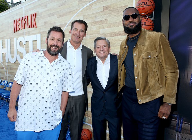 Mindent egy lapra - Rendezvények - Netflix World Premiere of "Hustle" at Baltaire on June 01, 2022 in Los Angeles, California - Adam Sandler, Scott Stuber, Ted Sarandos, LeBron James