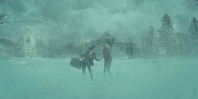 The Umbrella Academy - Błyskawiczny hotel - Z filmu - Aidan Gallagher, Ritu Arya