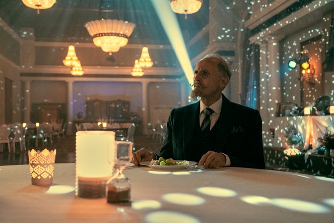 The Umbrella Academy - Wedding at the End of the World - Van film - Colm Feore