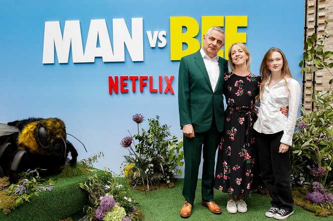 Včela na mušce - Z akcií - Man vs Bee London Premiere at The Everyman Cinema on June 19, 2022 in London, England - Rowan Atkinson, Claudie Blakley, India Fowler