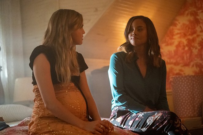 Pretty Little Liars: Original Sin - Chapter Two: The Spirit Queen - Photos - Bailee Madison, Sharon Leal
