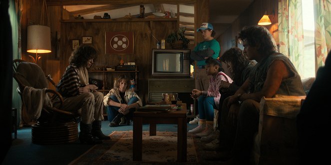 Stranger Things - Capítulo ocho: Papá - De la película - Natalia Dyer, Maya Hawke, Gaten Matarazzo, Priah Ferguson, Joseph Quinn, Joe Keery