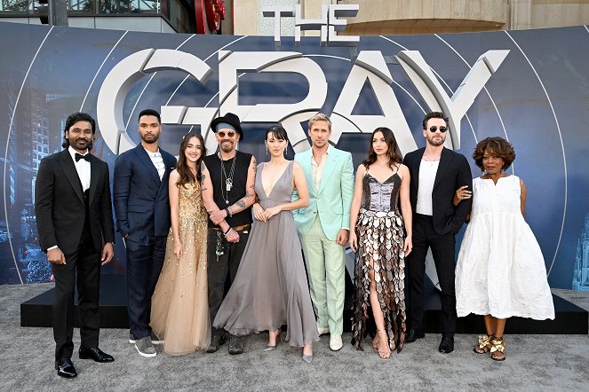 The Gray Man - Z akcí - Netflix's "The Gray Man" Los Angeles Premiere at TCL Chinese Theatre on July 13, 2022 in Hollywood, California - Dhanush, Regé-Jean Page, Julia Butters, Billy Bob Thornton, Jessica Henwick, Ryan Gosling, Ana de Armas, Chris Evans, Alfre Woodard