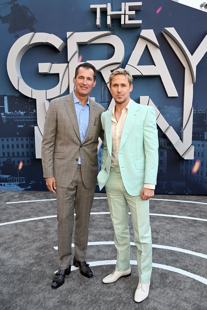 The Gray Man - Z akcí - Netflix's "The Gray Man" Los Angeles Premiere at TCL Chinese Theatre on July 13, 2022 in Hollywood, California - Scott Stuber, Ryan Gosling