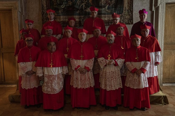 Nowy papież - Episode 3 - Z filmu - John Malkovich, Javier Cámara, Silvio Orlando