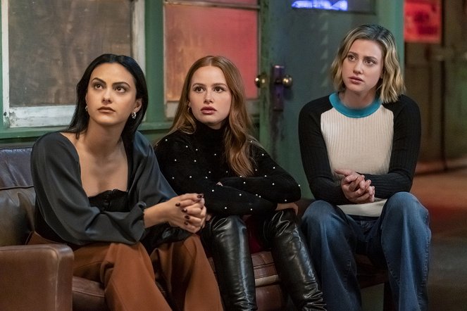 Riverdale - Chapter One Hundred and Sixteen: The Stand - Filmfotók - Camila Mendes, Madelaine Petsch, Lili Reinhart
