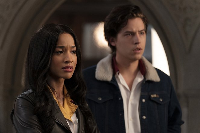 Riverdale - Season 6 - Chapter One Hundred and Seventeen: Night of the Comet - Photos - Erinn Westbrook, Cole Sprouse