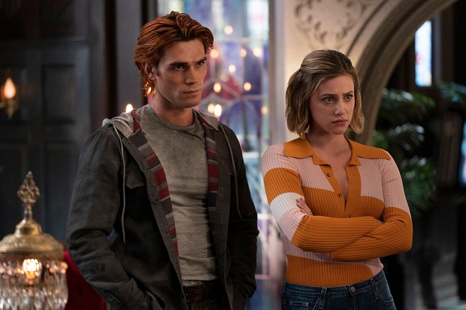 Riverdale - Chapter One Hundred and Seventeen: Night of the Comet - Photos - K.J. Apa, Lili Reinhart