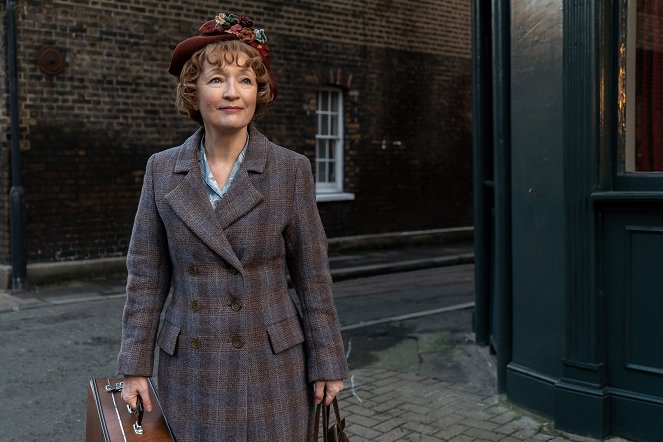 Mrs. Harris Goes to Paris - Van film - Lesley Manville