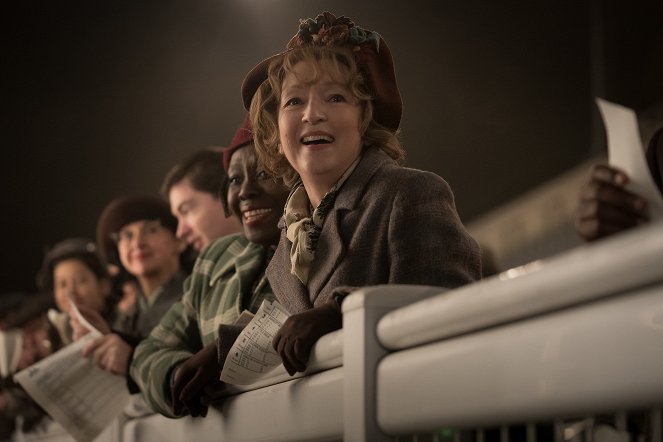 Mrs. Harris Goes to Paris - Van film - Lesley Manville