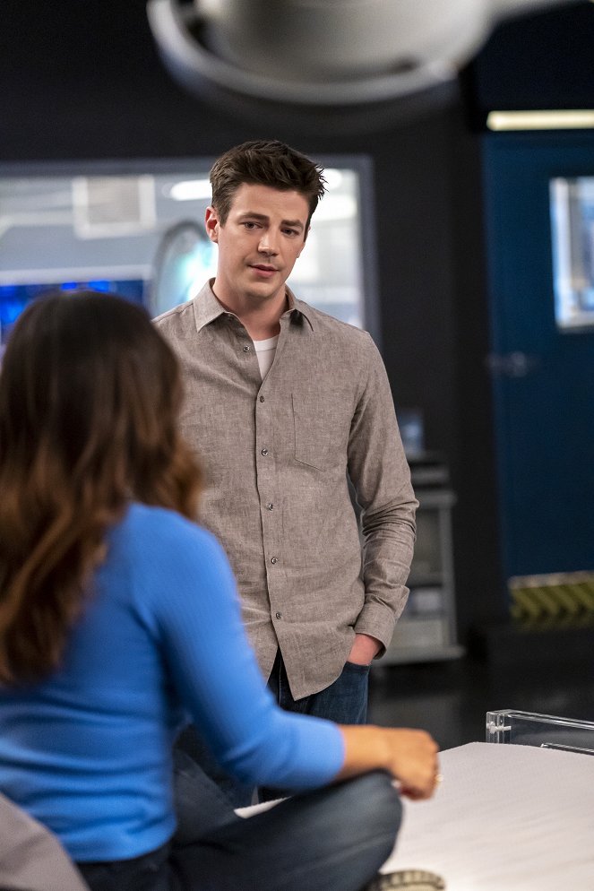 The Flash - The Man in the Yellow Tie - Photos - Grant Gustin