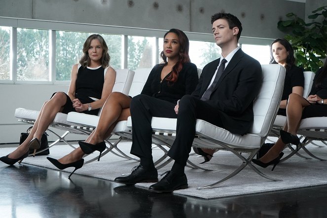 The Flash - Funeral for a Friend - Van film - Susan Walters, Candice Patton, Grant Gustin