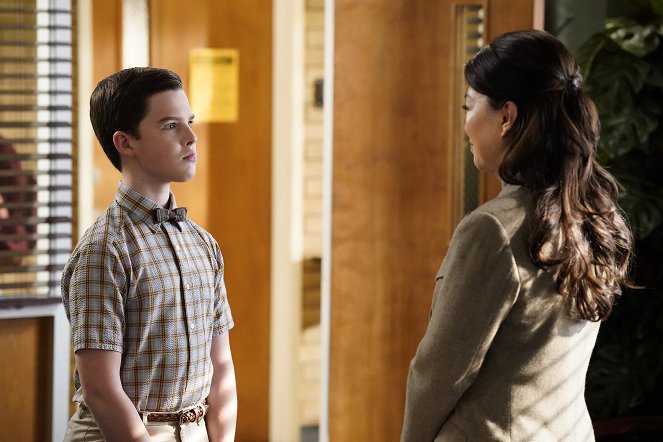 Young Sheldon - A Free Scratcher and Feminine Wiles - Van film - Iain Armitage, Ming-Na Wen