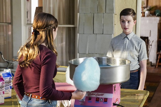 Young Sheldon - A Suitcase Full of Cash and a Yellow Clown Car - Van film - Iain Armitage