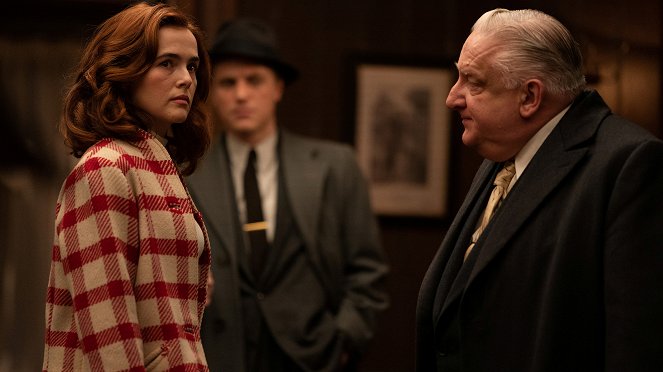 The Outfit - Van film - Zoey Deutch, Simon Russell Beale