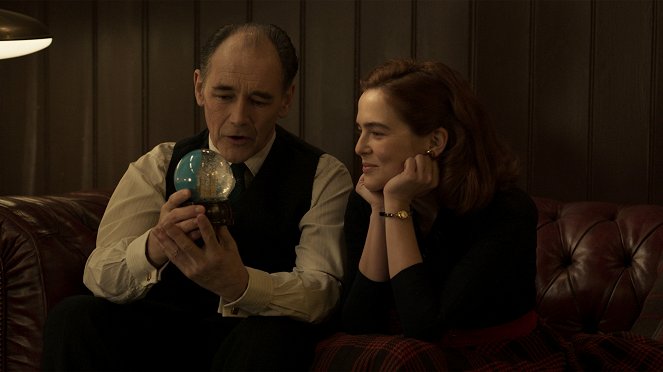 The Outfit - Van film - Mark Rylance, Zoey Deutch